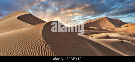 ERG Chebbi Sahara Sand sune Belt, Merzouga Marokko, der Sanddünen-Gürtel ist 5-7 km westlich nach Osten, die Dünen steigen 150 m hoch. Stockfoto