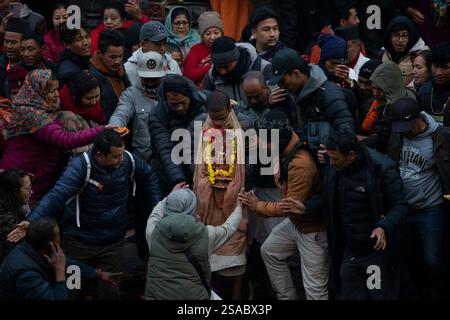 Am 29. Januar 2025 in Kathmandu, Nepal. Ein Gläubiger trägt das Idol des Gottes Madhav Naryan, bevor er ein religiöses Ritual am Ufer des Flusses Bagmati im Pashupatinath-Tempel durchführt, das ein einmonatiges „Shree Swasthani Brata“-Festival feiert, das der Göttin Swasthani und Gott Madhav Narayan gewidmet ist. Die Rituale, die mit den Swasthani Brata und Madhav Naryan verbunden sind, finden an den Ufern von Flüssen in verschiedenen hinduistischen Schreinen im ganzen Land statt, während die Gläubigen auch das heilige „Swasthani“ zu Hause lesen. (Foto: Abhishek Maharjan/SIPA USA) Credit: SIPA USA/Alamy Live News Stockfoto