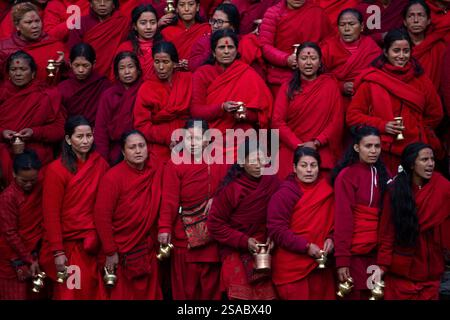 Am 29. Januar 2025 in Kathmandu, Nepal. Hinduistische Gläubige warten darauf, Wasser zu füllen, während sie ein religiöses Ritual am Ufer des Flusses Bagmati im Pashupatinath-Tempel durchführen, das ein einmonatiges „Shree Swasthani Brata“-Festival feiert, das der Göttin Swasthani und Gott Madhav Narayan gewidmet ist. Die Rituale, die mit den Swasthani Brata und Madhav Naryan verbunden sind, finden an den Ufern von Flüssen in verschiedenen hinduistischen Schreinen im ganzen Land statt, während die Gläubigen auch das heilige „Swasthani“ zu Hause lesen. (Foto: Abhishek Maharjan/SIPA USA) Credit: SIPA USA/Alamy Live News Stockfoto