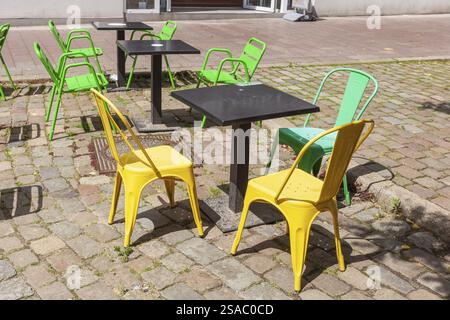 Bunte Stühle und Tisch eines Cafés, Gastronomie, Deutschland, Europa Stockfoto