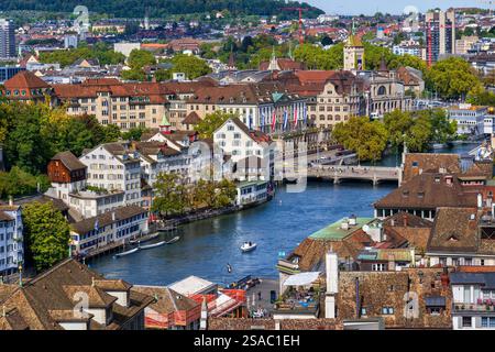 Stadtzentrum von Zürich in der Schweiz. Altstadt Stadtbild mit Fluss Limmat, Blick von oben. Stockfoto
