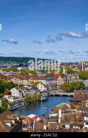 Stadt Zürich Stadtbild in der Schweiz. Blick über die Altstadt mit dem Fluss Limmat. Stockfoto