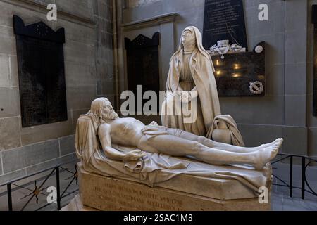 Jesus Christus und die Heilige Maria trauern um ihren toten Sohn im Innern des Berner Münsters in Bern, Schweiz. Marmor-pieta-Skulptur Stockfoto