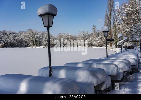 Schnee auf Tischen und Laternen, Biergarten des Seehauses, Kleinhesseloher See, Winter mit Schnee im südlichen Teil des Englischen Gartens, München, BAV Stockfoto