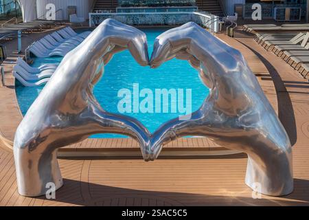 Große Skulptur, die Hände in einer Geste der Liebe auf einem Kreuzfahrtschiff darstellt Stockfoto