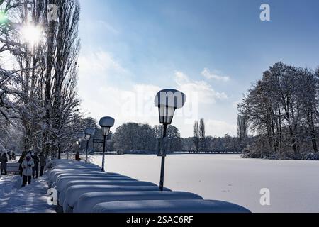 Schnee auf Tischen und Laternen, Biergarten des Seehauses, Kleinhesseloher See, Winter mit Schnee im südlichen Teil des Englischen Gartens, München, BAV Stockfoto