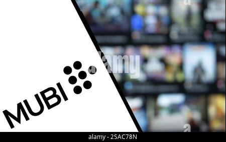 Das MUBI-Logo wird auf dem Smartphone angezeigt. MUBI ist eine Video-Streaming-Plattform Stockfoto