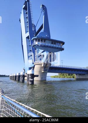 Vorbei an der Peene-Brücke in Wolgast Stockfoto