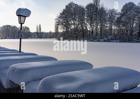 Schnee auf Tischen und Laternen, Biergarten des Seehauses, Kleinhesseloher See, Winter mit Schnee im südlichen Teil des Englischen Gartens, München, BAV Stockfoto