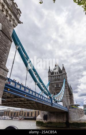 Ikonischer Blick auf die Tower Bridge, London. Ein atemberaubendes architektonisches Wunder über der Themse Stockfoto