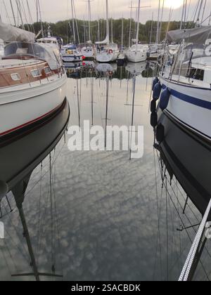 Boote und Wolken spiegeln sich im Wasser Stockfoto