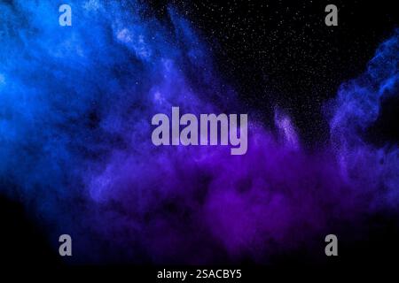 Blaue und violette Rauchwolke mit Sternen im Hintergrund Stockfoto