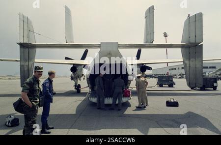 Erster Golfkrieg: 25. März 1991 die Rückansicht eines Grumman C-2 Greyhounds der US Navy von der USS Midway, der am Kuwait International Airport betankt wird. Stockfoto