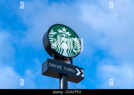 Mittwochs, Großbritannien – 20. Januar 2025: Externe Beschilderung der US-Kaffeekette Starbucks im Bentley Bridge Retail Park in der Nähe von Wolverhampton, Großbritannien Stockfoto
