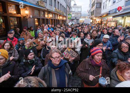 29.01.2025, Köln: Spontane Demonstration von Kölner Bürgern vor der Zentrale der CDU Köln gegen die Abstimmung der CDU mit der AFD beim fünf-Punkte-Antrag zur Migration im Bundestag. *** 29.01.2025, Köln: Spontane Demonstration der Kölner Bürger vor dem CDU-Hauptquartier Köln gegen die Abstimmung der CDU mit der AFD über den fünf-Punkte-Antrag zur Migration im Bundestag. Nordrhein-Westfalen Deutschland, Deutschland GMS18420 Stockfoto