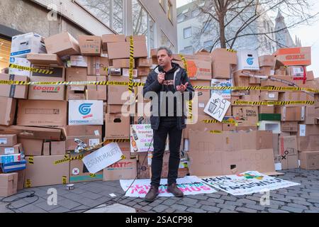 29.01.2025, Köln: Spontane Demonstration von Kölner Bürgern vor der Zentrale der CDU Köln gegen die Abstimmung der CDU mit der AFD beim fünf-Punkte-Antrag zur Migration im Bundestag. Symbolische Brandmauer aus Karton, es spricht Rene Nachname soll nicht genannt werden von AFD Verbot jetzt *** 29.01.2025, Köln: Spontane Demonstration der Kölner Bürger vor dem CDU-Hauptquartier Köln gegen die Abstimmung der CDU mit der AFD über den fünf-Punkte-Antrag zur Migration im Bundestag. Nordrhein-Westfalen Deutschland, Deutschland GMS18423 Stockfoto