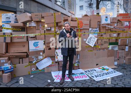 29.01.2025, Köln: Spontane Demonstration von Kölner Bürgern vor der Zentrale der CDU Köln gegen die Abstimmung der CDU mit der AFD beim fünf-Punkte-Antrag zur Migration im Bundestag. Symbolische Brandmauer aus Karton, es spricht Rene Nachname soll nicht genannt werden von AFD Verbot jetzt *** 29.01.2025, Köln: Spontane Demonstration der Kölner Bürger vor dem CDU-Hauptquartier Köln gegen die Abstimmung der CDU mit der AFD über den fünf-Punkte-Antrag zur Migration im Bundestag. Nordrhein-Westfalen Deutschland, Deutschland GMS18422 Stockfoto