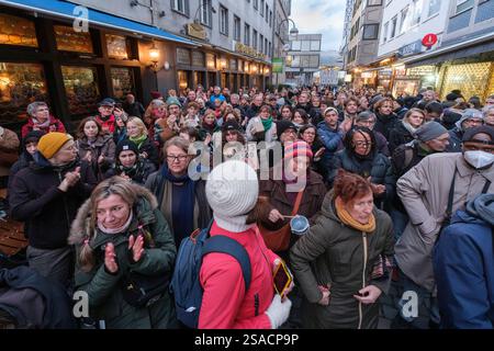 29.01.2025, Köln: Spontane Demonstration von Kölner Bürgern vor der Zentrale der CDU Köln gegen die Abstimmung der CDU mit der AFD beim fünf-Punkte-Antrag zur Migration im Bundestag. *** 29.01.2025, Köln: Spontane Demonstration der Kölner Bürger vor dem CDU-Hauptquartier Köln gegen die Abstimmung der CDU mit der AFD über den fünf-Punkte-Antrag zur Migration im Bundestag. Nordrhein-Westfalen Deutschland, Deutschland GMS18419 Stockfoto