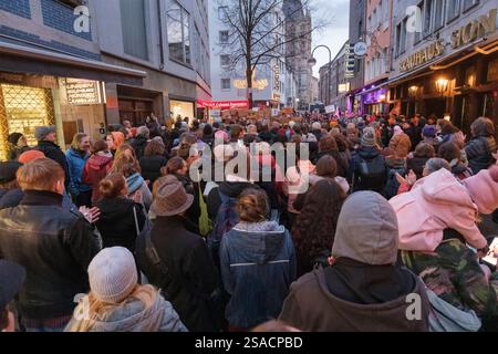 29.01.2025, Köln: Spontane Demonstration von Kölner Bürgern vor der Zentrale der CDU Köln gegen die Abstimmung der CDU mit der AFD beim fünf-Punkte-Antrag zur Migration im Bundestag. *** 29.01.2025, Köln: Spontane Demonstration der Kölner Bürger vor dem CDU-Hauptquartier Köln gegen die Abstimmung der CDU mit der AFD über den fünf-Punkte-Antrag zur Migration im Bundestag. Nordrhein-Westfalen Deutschland, Deutschland GMS18429 Stockfoto