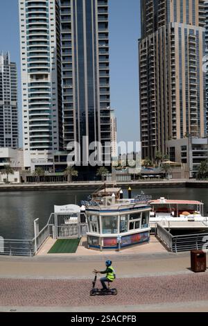 Dubai Wolkenkratzer mit Dubai Marina. Moderne Architektur. Dubai, VAE, Vereinigte Arabische Emirate. Stockfoto