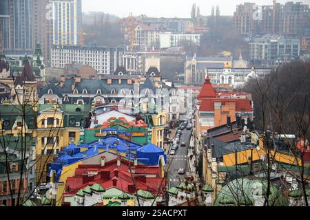 KIEW, UKRAINE - 24. JANUAR 2025 - Autos befinden sich in der Wozdvyzhenska-Straße in Kiew, Hauptstadt der Ukraine. (Foto: Eugen Kotenko/Ukrinform) Stockfoto