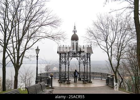 KIEW, UKRAINE - 24. JANUAR 2025 - Ein Mann befindet sich im Park Wolodymyrska Hirka (St. Wolodymyr-Hügel) in Kiew, Hauptstadt der Ukraine. (Foto: Eugen Kotenko/Ukrinform) Stockfoto