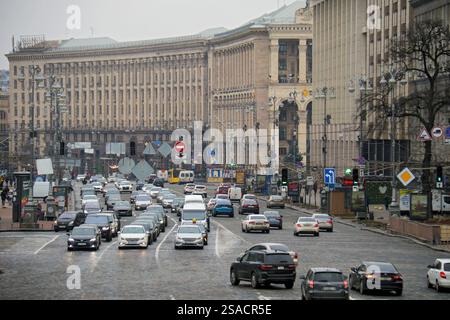 KIEW, UKRAINE - 24. JANUAR 2025 - Autos fahren entlang der Chreshtschatjk-Straße in Kiew, Hauptstadt der Ukraine. (Foto: Eugen Kotenko/Ukrinform) Stockfoto