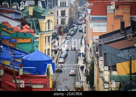 KIEW, UKRAINE - 24. JANUAR 2025 - Autos befinden sich in der Wozdvyzhenska-Straße in Kiew, Hauptstadt der Ukraine. (Foto: Eugen Kotenko/Ukrinform) Stockfoto