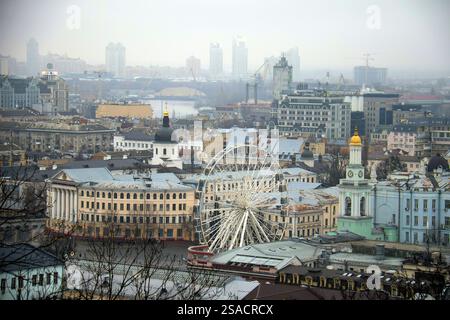 KIEW, UKRAINE - 24. JANUAR 2025 - das Riesenrad befindet sich auf dem Kontraktowa-Platz im Stadtteil Podil in Kiew, Hauptstadt der Ukraine. (Foto: Eugen Kotenko/Ukrinform) Stockfoto