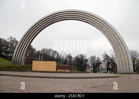 KIEW, UKRAINE - 24. JANUAR 2025 - der Bogen der Freiheit des ukrainischen Volkes befindet sich in der Nähe des Flusses Dnipro in Kiew, Hauptstadt der Ukraine. (Foto: Eugen Kotenko/Ukrinform) Stockfoto