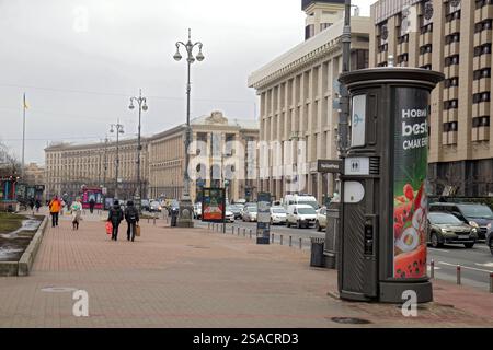 KIEW, UKRAINE - 24. JANUAR 2025 - Menschen laufen entlang der Chreshtschatjk Straße in Kiew, Hauptstadt der Ukraine. (Foto: Eugen Kotenko/Ukrinform) Stockfoto