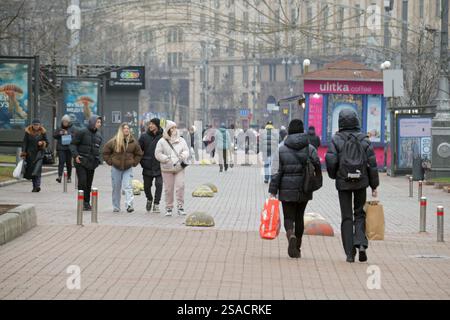 KIEW, UKRAINE - 24. JANUAR 2025 - Menschen laufen entlang der Chreshtschatjk Straße in Kiew, Hauptstadt der Ukraine. (Foto: Eugen Kotenko/Ukrinform) Stockfoto