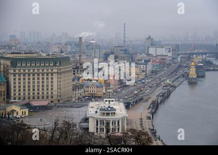 KIEW, UKRAINE - 24. JANUAR 2025 - die Kiewer Flussstation (Vorderseite) und der Poschtowa-Platz befinden sich in Kiew, der Hauptstadt der Ukraine. (Foto: Eugen Kotenko/Ukrinform) Stockfoto