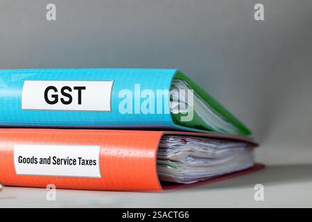 GST. Steuern für Waren und Dienstleistungen. Steuerbelegordner. Stockfoto