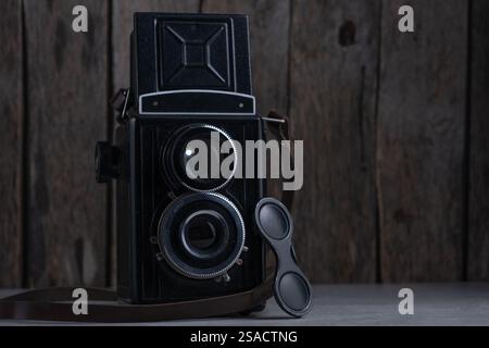 Alte alte Kamera auf hölzernem Hintergrund Stockfoto