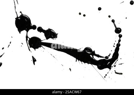 Schwarze Spritzer und Farbflecken auf weißem Hintergrund Stockfoto
