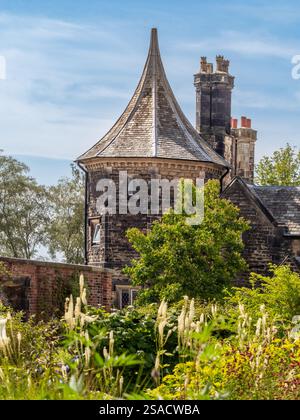 Garden Cottage mit konischem achteckigem Dach bei RHS Bridgewater in Salford. Stockfoto