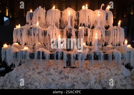 Viele dekorative Kerzen mit geschmolzenem weißem Wachs. Lissabon. Portugal. Stockfoto