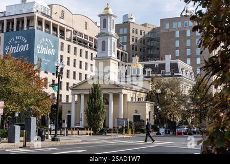 Washington DC – 26. Oktober 2024: Man überquert die Straße vor der Saint John’s Chapel, Lafayette Square, Washington DC Stockfoto