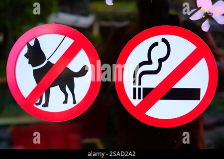 Schild "Hunde nicht erlaubt" und "Rauchen verboten" an der Restaurantttür. Stockfoto
