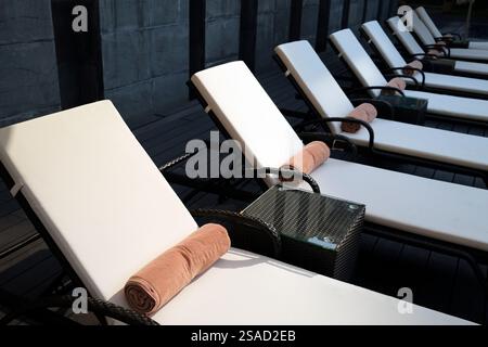 Swimmingpool in einem Luxushotel. Liegestuhl und Handtuch. Farbton. Vietnam. Stockfoto