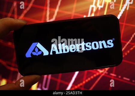 Polen. Januar 2025. In dieser Abbildung wird das Logo des Unternehmens Albertsons auf einem Smartphone-Bildschirm angezeigt. (Credit Image: © Piotr SWAT/SOPA Images via ZUMA Press Wire) NUR REDAKTIONELLE VERWENDUNG! Nicht für kommerzielle ZWECKE! Stockfoto
