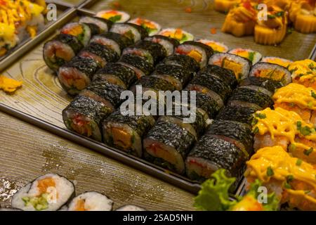 Sushi-Brötchen mit Lachs und Gurke. Stockfoto