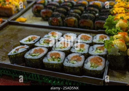 Sushi-Brötchen mit Lachs und Gurke. Stockfoto