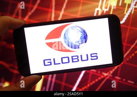 Polen. Januar 2025. In dieser Abbildung wird das Firmenlogo von Globus Medical auf einem Smartphone-Bildschirm angezeigt. (Foto: Piotr SWAT/SOPA Images/SIPA USA) *** ausschließlich für redaktionelle Nachrichten *** Credit: SIPA USA/Alamy Live News Stockfoto