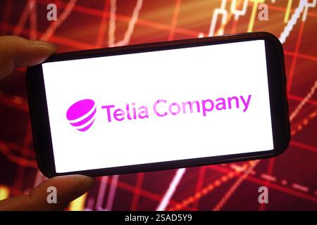 Polen. Januar 2025. In dieser Fotoabbildung wird das Telia Company ab-Logo auf einem Smartphone-Bildschirm angezeigt. (Foto: Piotr SWAT/SOPA Images/SIPA USA) *** ausschließlich für redaktionelle Nachrichten *** Credit: SIPA USA/Alamy Live News Stockfoto