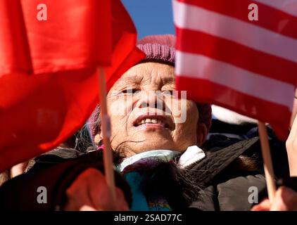 New York, Usa. Januar 2025. Die Besucher halten Fahnen, während sie die traditionelle Feuerwerkskörper-Zeremonie im Sara D. Roosevelt Park beobachten, die am Mittwoch, den 29. Januar 2025 in New York City das Mondneujahr feiert. Der erste Tag des chinesischen Neujahrs beginnt am Neumond, der zwischen dem 21. Januar und dem 20. Februar erscheint. 2025 ist das Jahr der Schlange. Foto: John Angelillo/UPI Credit: UPI/Alamy Live News Stockfoto