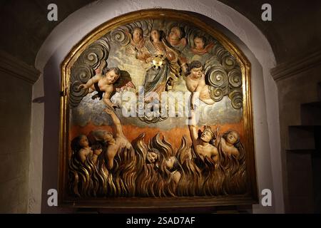 Kirche Sant Bartomeu i Santa Tecla, Sitges, Katalonien, Spanien. Engel heben Seelen aus der Hölle Stockfoto