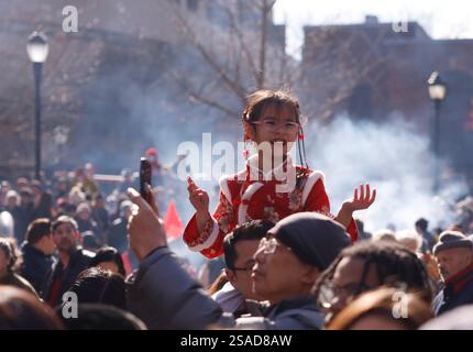 New York, Usa. Januar 2025. Kinder reagieren auf die traditionelle Feuerwerkskörper-Zeremonie im Sara D. Roosevelt Park, die am Mittwoch, den 29. Januar 2025 in New York City das Mondneujahr feiert. Der erste Tag des chinesischen Neujahrs beginnt am Neumond, der zwischen dem 21. Januar und dem 20. Februar erscheint. 2025 ist das Jahr der Schlange. Foto: John Angelillo/UPI Credit: UPI/Alamy Live News Stockfoto