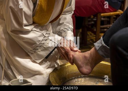 Feierlichkeiten am Donnerstag in der katholischen Kirche Saint Philippe du Roule, Paris, Frankreich. Fusswaschzeremonie Stockfoto
